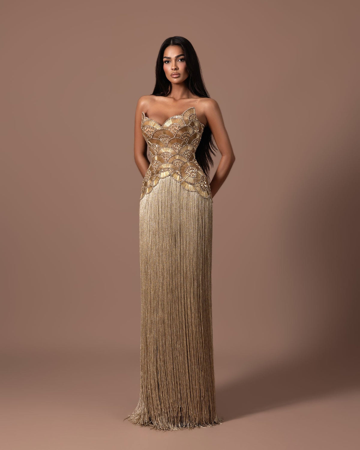 فستان ذهبي لحفل التخرج بكورسيه وبدون حمالات مزين بالخرز من Reinee Couture