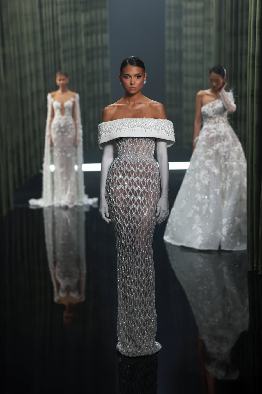 عارضة ترتدي فستان كوتور جديداً من مجموعة أحدث الفساتين لدى Reinee Couture