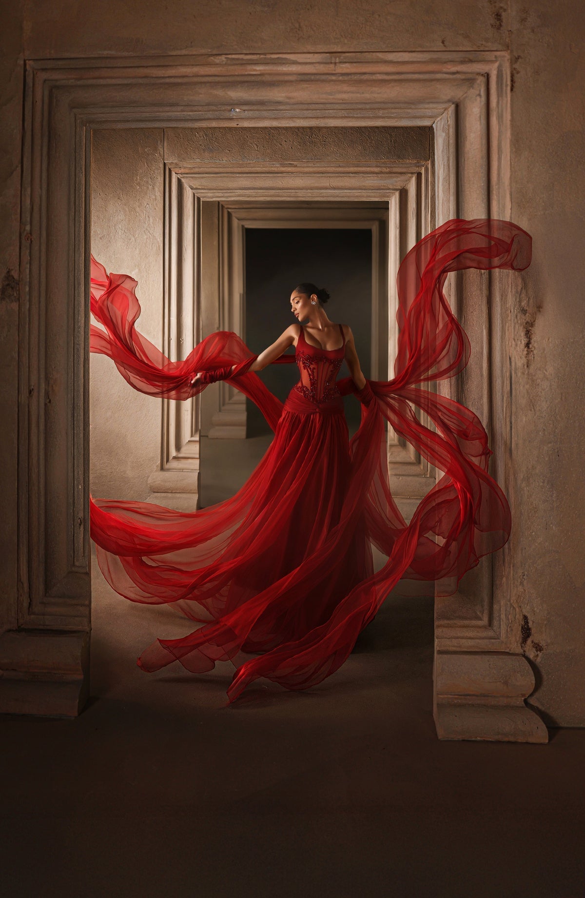 عارضة ترتدي فستان سهرة أحمر بكورسيه من فساتين Reinee Couture بسعر أقل من 600 دولار أمريكي