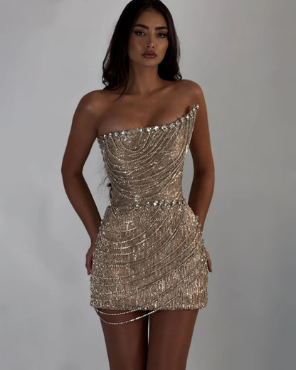 Champagnekleurige strapless korsetminijurk met kristallen kralen en asymmetrische halslijn, vooraanzicht