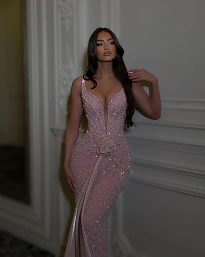 Rochie roz prăfuit cu cristale și mărgele, prezentând un corset sculptat și mulat, o rozetă la șold și un drapaj frontal fluid din satin