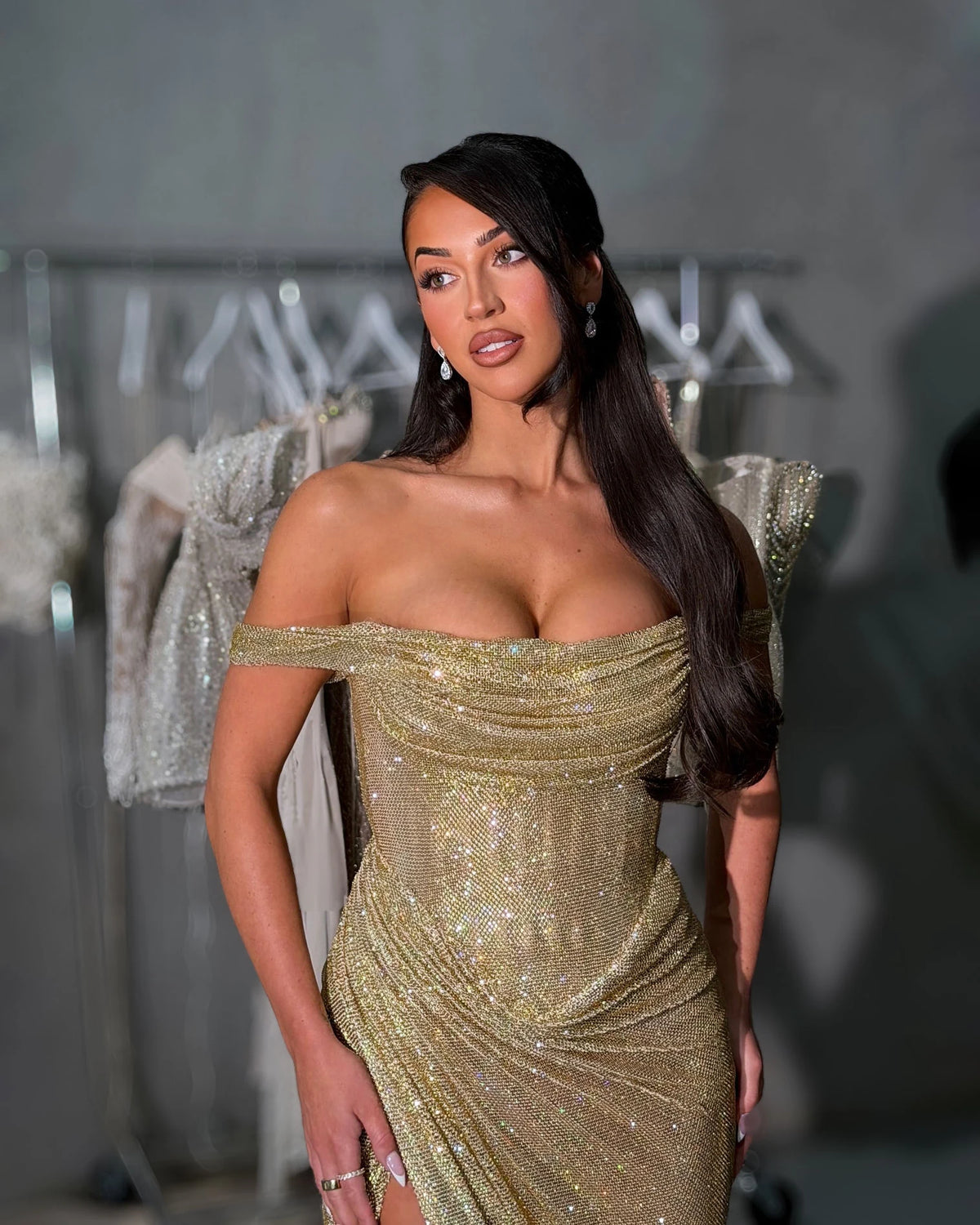 Goudkleurige kralenavondjurk met off-shoulder watervaldrapering, gemodelleerde taille en diagonaal gerimpelde heupen, nader aanzicht